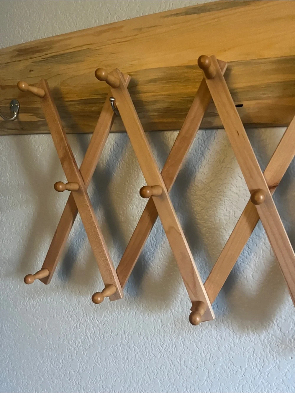 Vintage-Style Natural Wood Expandable 20-Wall Pegs Rack - Light Brown